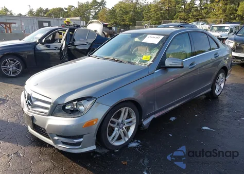 2013 Mercedes-Benz C 300 Sport 4Matic z USA, uszkodzony, nr VIN WDDGF8AB5DR280310